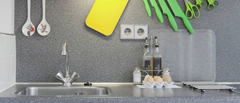 Kjøleskap, mikrobølgeovn, oppvaskmaskin og kaffetrakter/tekoker