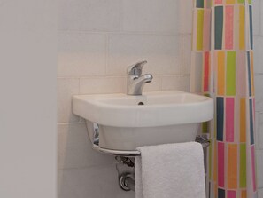 Classic House, 2 Bedrooms | Bathroom