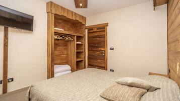 Deluxe Chalet, 2 Bedrooms | 5 bedrooms, bed sheets