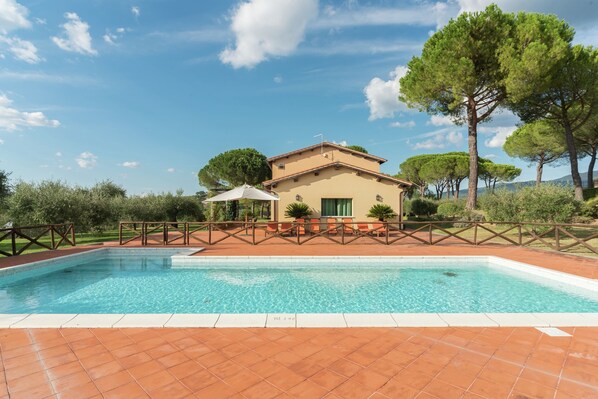 Indoor pool, outdoor pool - Attractive and Spacious Villa With Pool (Magliano Sabina)