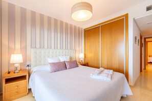 Comfort-Apartment, 2 Schlafzimmer | 9 Schlafzimmer, Bügeleisen/Bügelbrett, Bettwäsche