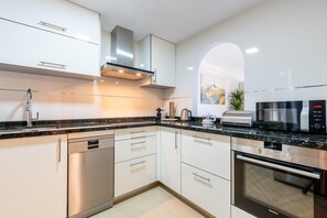 Comfort Apartment, 2 Bedrooms | Private kitchen
