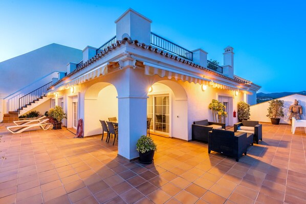 Classic Apartment, 4 Bedrooms | Balcony