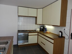 Comfort House, 4 Bedrooms | Private kitchen | Fridge, microwave, oven, stovetop