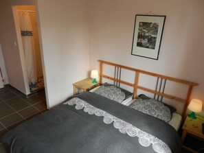 8 camere, con arredamento individuale, lenzuola