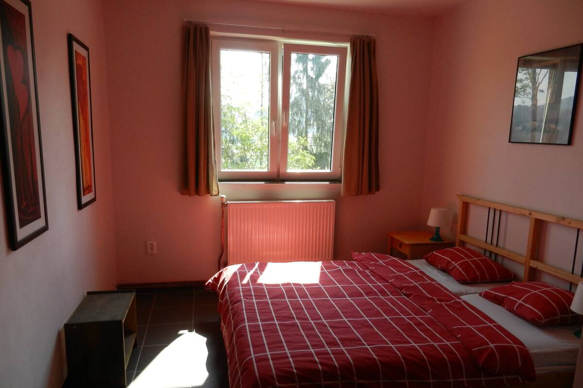 8 habitaciones, muebles diferentes y ropa de cama