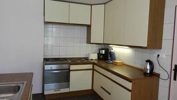 Classic House, 4 Bedrooms | Private kitchen | Fridge, microwave, oven, stovetop