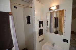 Deluxe Apartment, 3 Bedrooms | Bathroom | Shower