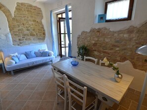 Comfort Cottage, 2 Bedrooms | Dining