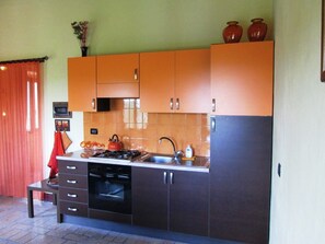 Classic Cottage, 1 Bedroom | Private kitchen | Fridge, oven