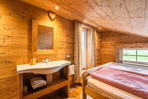 Căn hộ phong cách cổ điển, 2 phòng ngủ | 2 phòng ngủ, trang bị nội thất với thiết kế riêng biệt, bộ trải giường