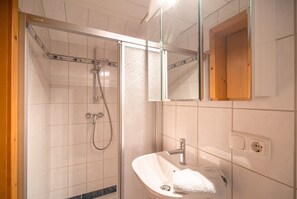 Appartamento Classic, 2 camere da letto | Bagno | Doccia