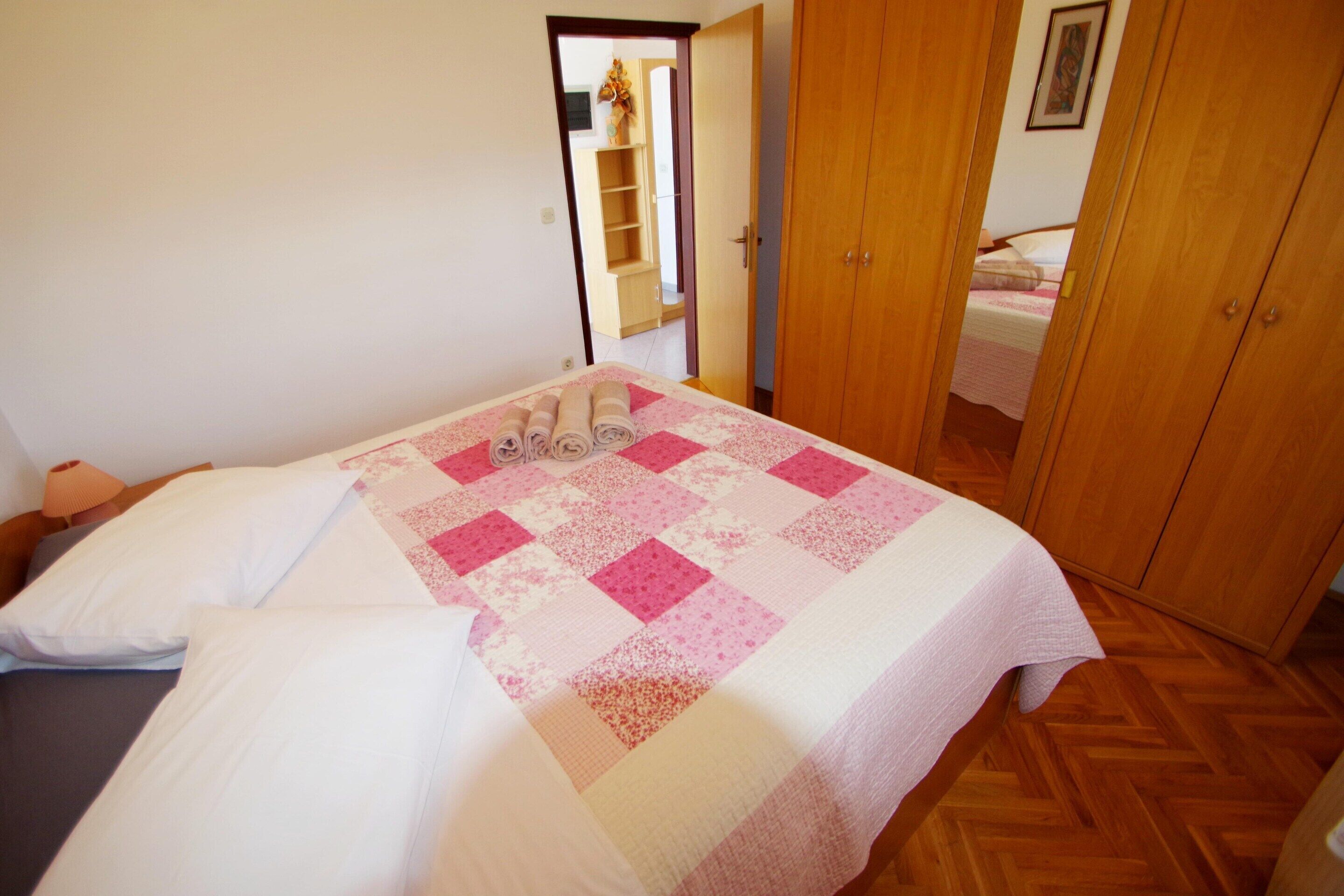 5 bedrooms, individually furnished, bed sheets