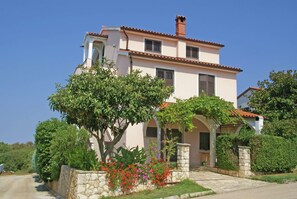 Classic Apartment, 2 Bedrooms | Exterior - Charming Apartment in Banjole Near Sea (Medulin)