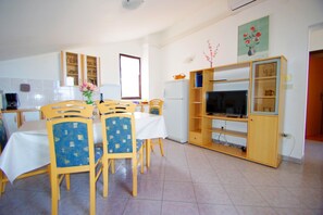 Classic Apartment, 2 Bedrooms | Private kitchen