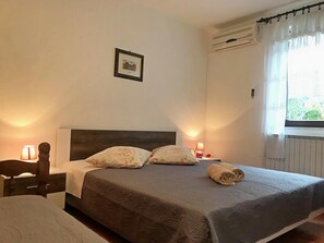 Comfort Apartment, 3 Bedrooms | 5 bedrooms, individually furnished, bed sheets