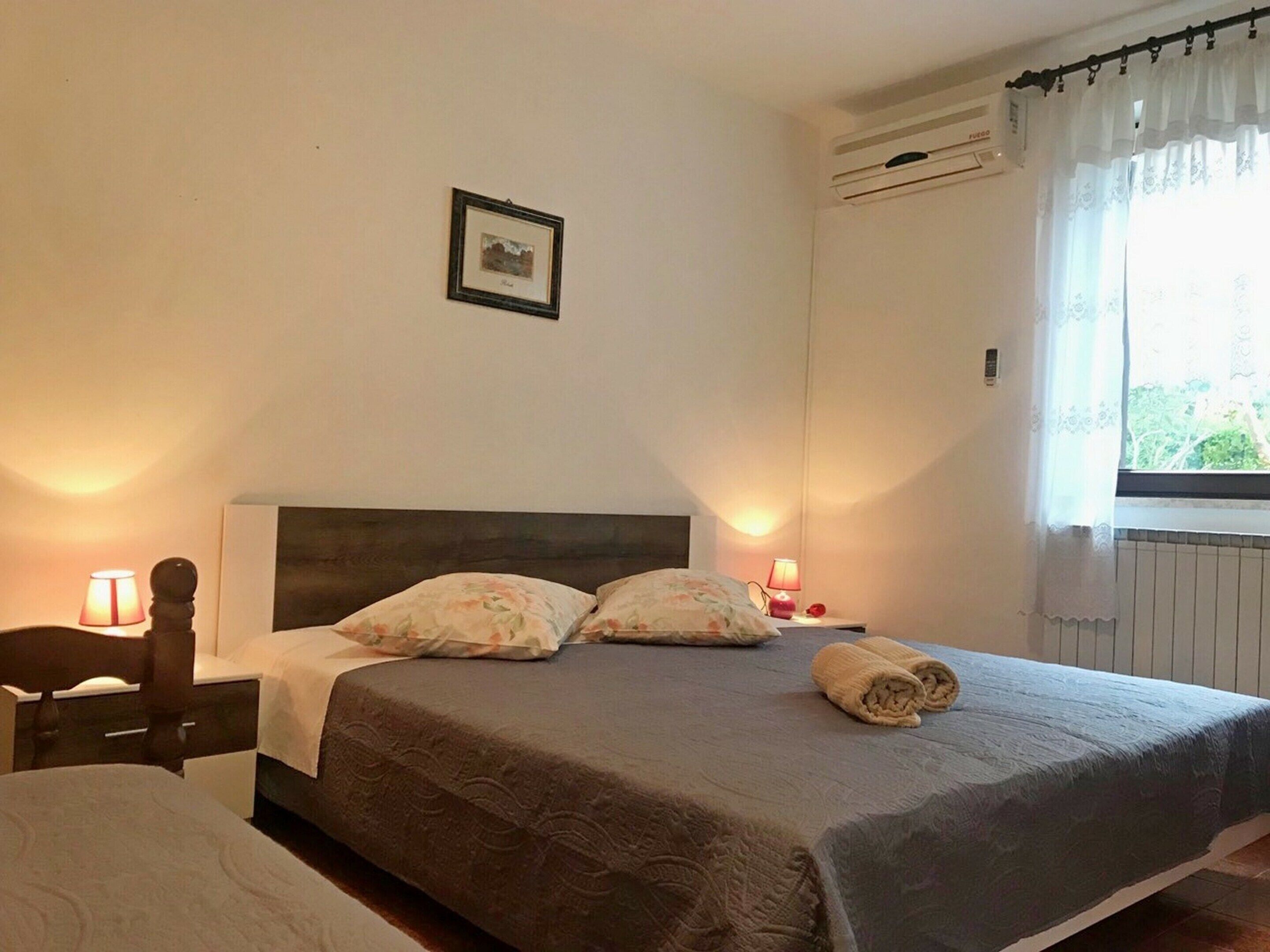 5 bedrooms, individually furnished, bed sheets