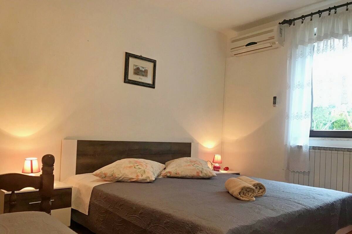 Comfort Apartment, 3 Bedrooms | 5 bedrooms, individually furnished, bed sheets