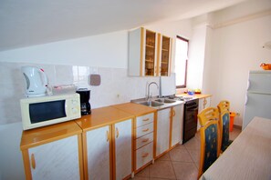Classic Apartment, 2 Bedrooms | Private kitchen