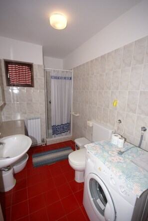 Comfort Apartment, 3 Bedrooms | Bathroom | Shower - Charming Apartment in Banjole Near Sea (Medulin)