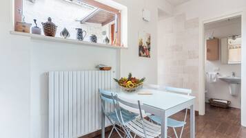 Comfort Cottage, 2 Bedrooms | Dining