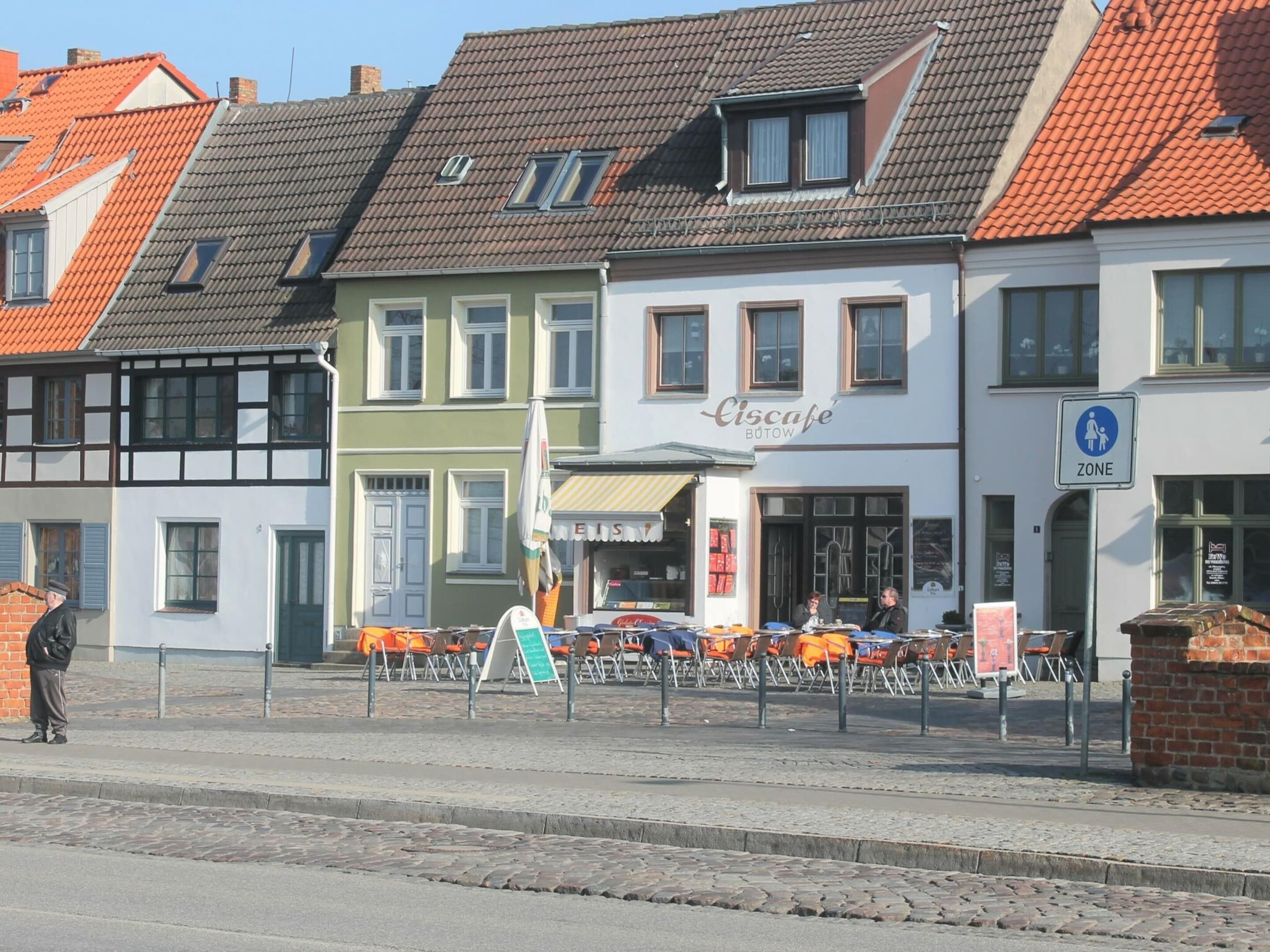 Eine Reihe traditioneller europäischer Gebäude, mit einem Café namens 'Ciscae' in der Mitte.
