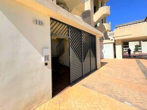 Classic Apartment, 3 Bedrooms | Reception