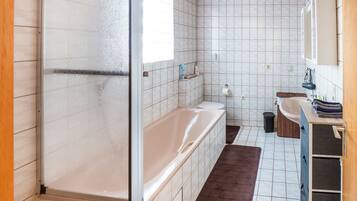 Classic House, 3 Bedrooms | Bilik Mandi | Tab mandi, pengering rambut