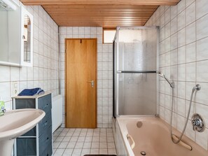 Classic House, 3 Bedrooms | Bathroom | Bathtub, hair dryer