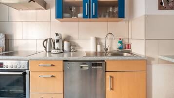 Classic House, 3 Bedrooms | Dapur peribadi | Peti sejuk, ketuhar, mesin basuh pinggan mangkuk, pembancuh kopi/teh