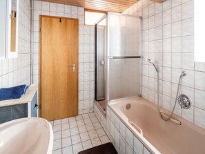 Classic House, 3 Bedrooms | Bathroom | Bathtub, hair dryer