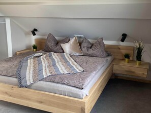 2 habitaciones, muebles diferentes y ropa de cama 