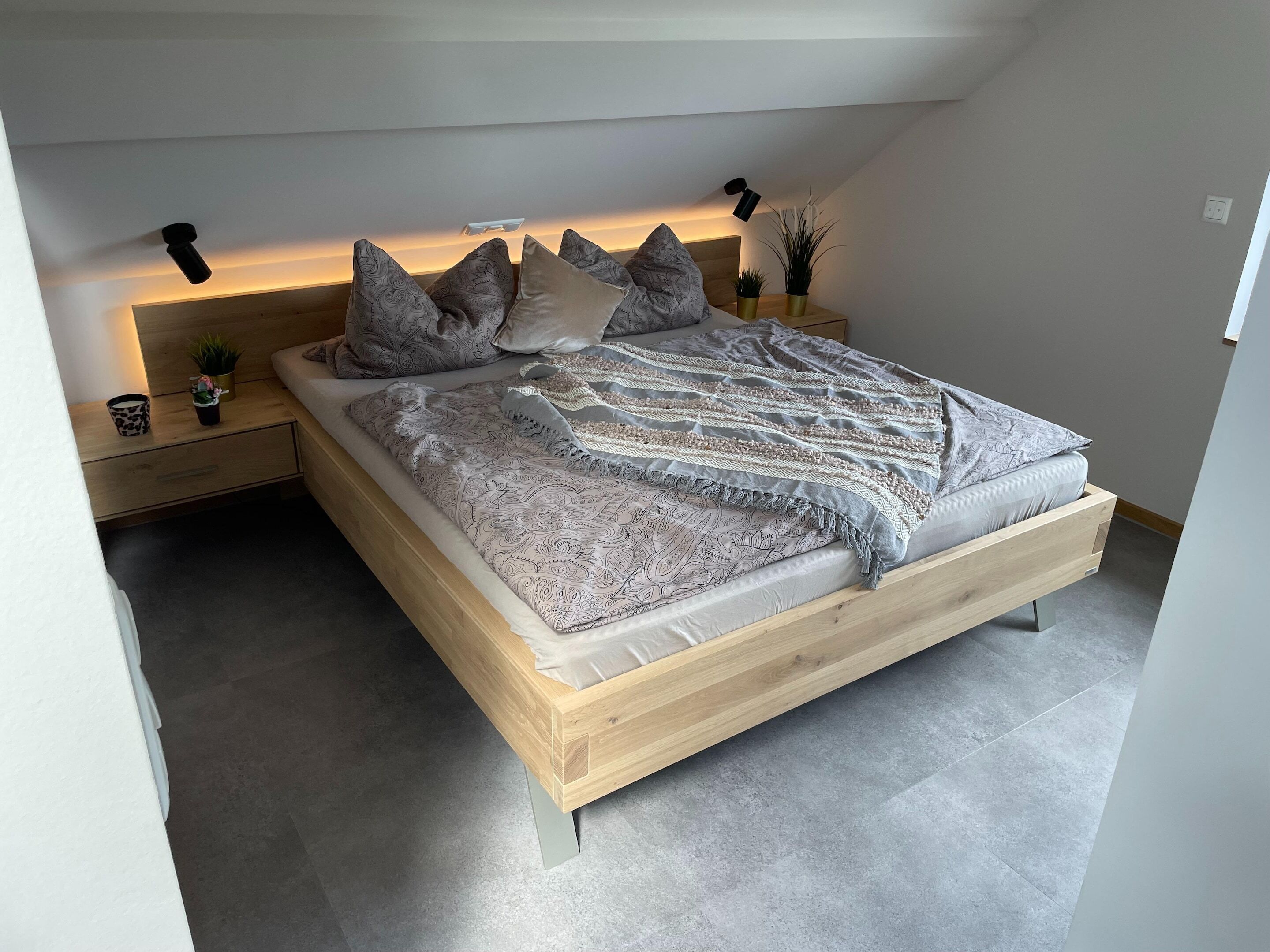 2 Schlafzimmer, individuell eingerichtet, Bettwäsche