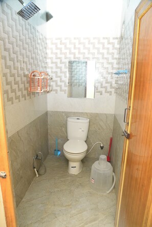 Een haardroger, handdoeken, zeep, toiletpapier