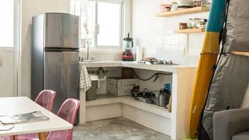 Refrigerador, parrilla de estufa y utensilios de cocina