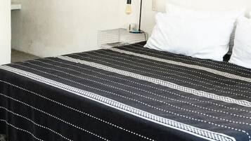 Escritorio, wifi y ropa de cama