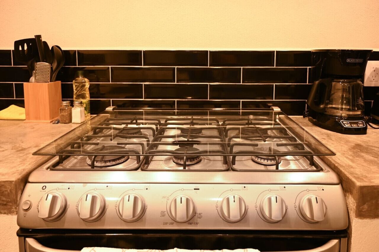 Kjøleskap, mikrobølgeovn, ovn og kokeplater