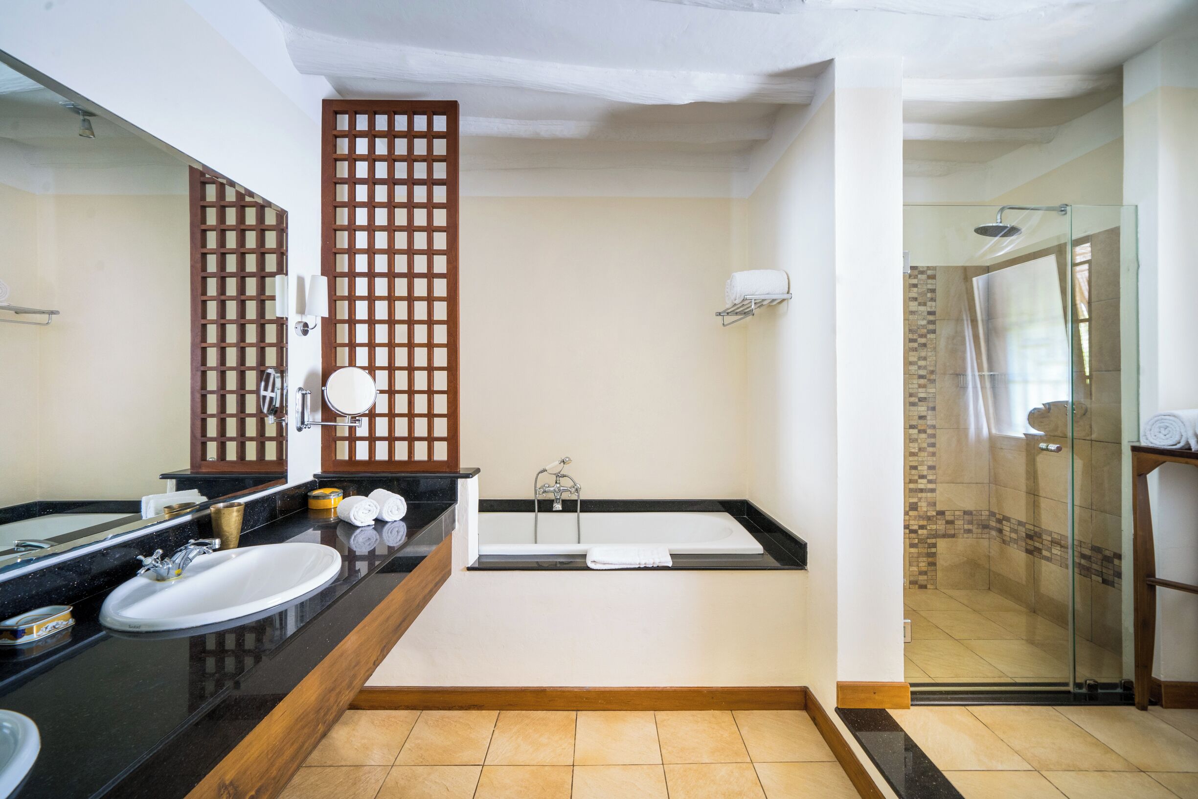 Deluxe Suite, 1 King Bed, Garden View | Bathroom | Eco-friendly toiletries, hair dryer, bidet, towels