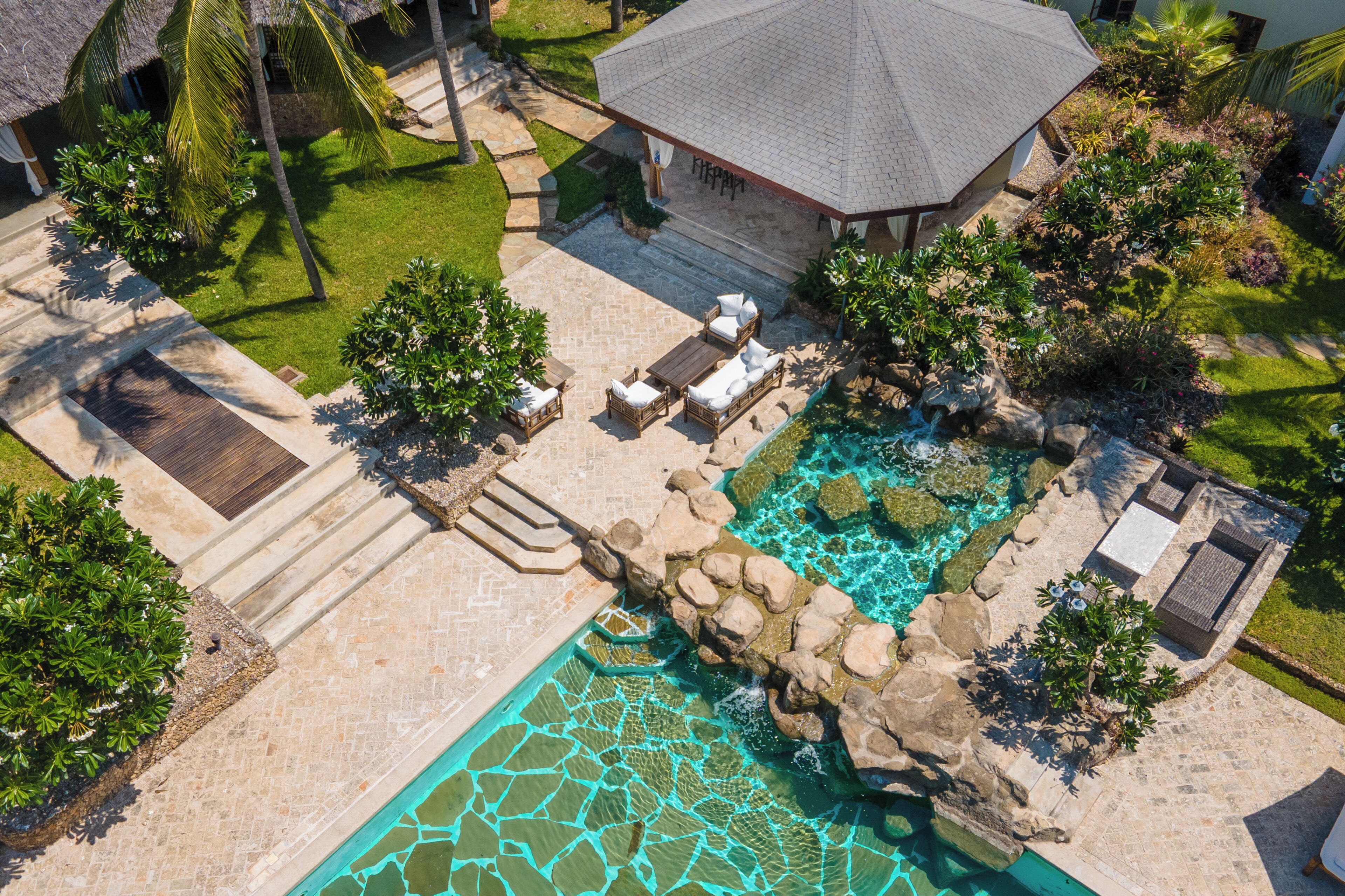 Luchtbeeld van een resort met een zwembad, een terras en een prieel.