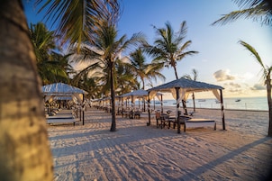 Private beach nearby, free beach shuttle, free beach cabanas