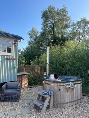 Outdoor spa tub