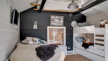 4 bedrooms, iron/ironing board, WiFi, bed sheets