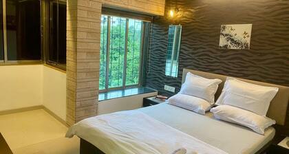 Lovely 2-bedroom apartment with WiFi, AC at Hill Road, Bandra west.