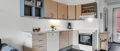 Kjøleskap, mikrobølgeovn, ovn og oppvaskmaskin