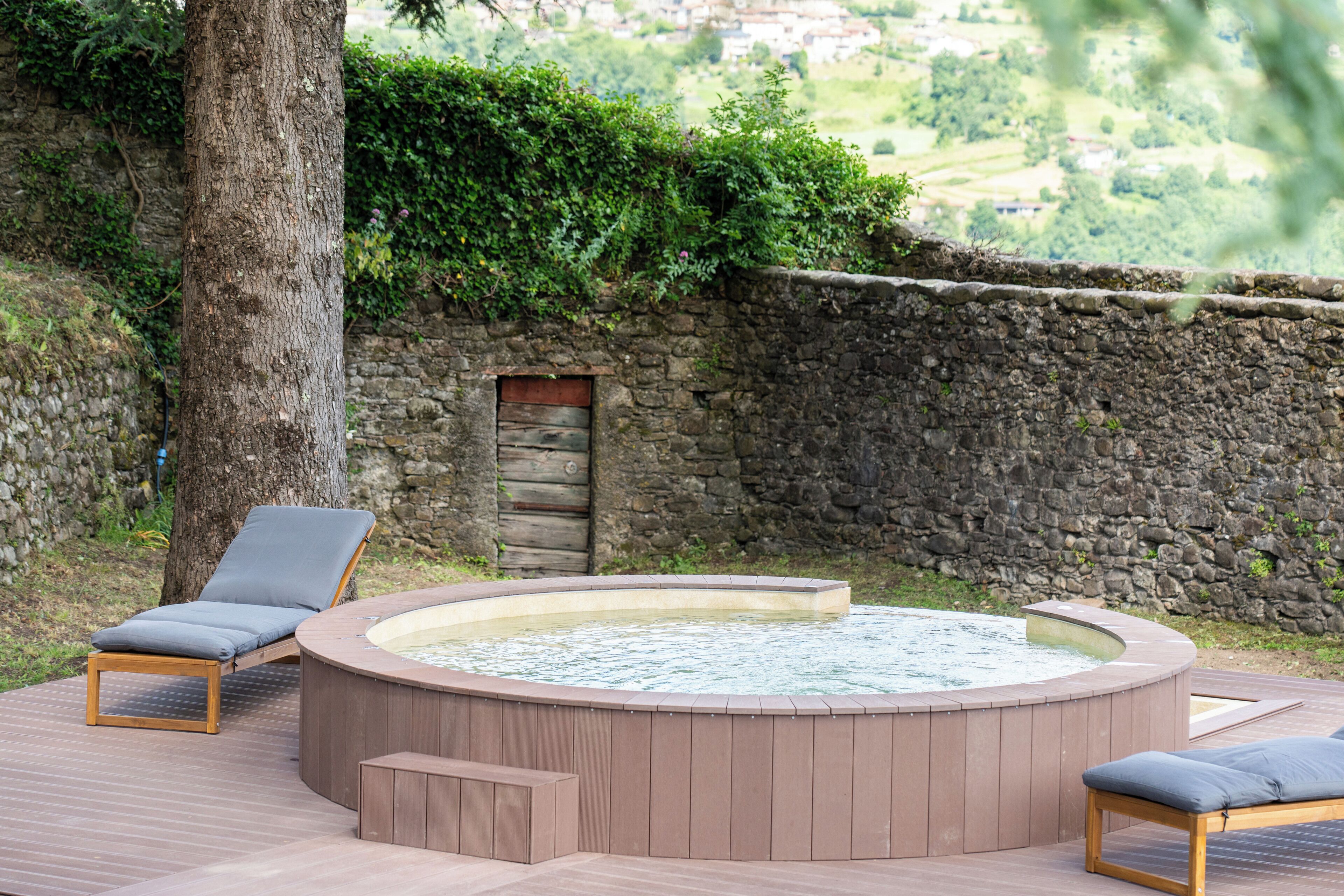 Outdoor spa tub