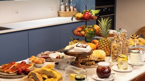 Un buffet de petit-déjeuner proposant une variété d'aliments et de boissons.