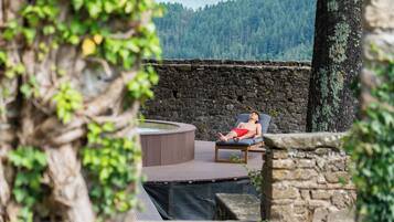 Outdoor spa tub