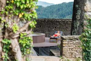 Outdoor spa tub - LA ROCCA DI CAMPORGIANO MAISON DU CHARME (Camporgiano)