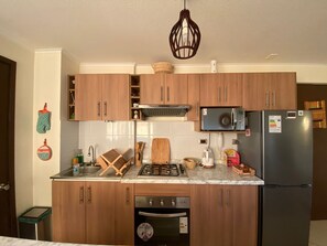 Micro-ondes, four, plaque de cuisson, bouilloire électrique