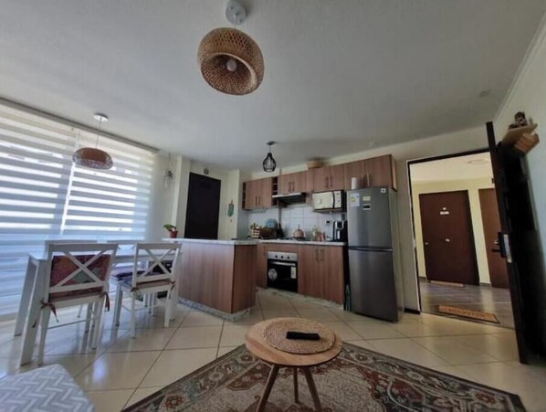 Micro-ondes, four, plaque de cuisson, bouilloire électrique